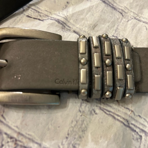 CALVIN KLEIN JEANS VEGAN LEATHER GREY WITH METALLIC SHINE SILVER BUCKLE SIZE S - Picture 7 of 11